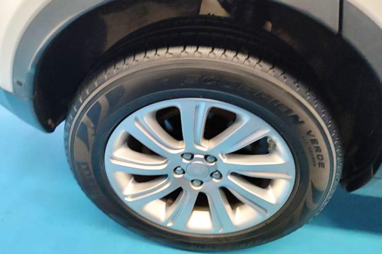 Used Land Rover Discovery Sport 2018 240 PS SE Version Right Rear Wheel Hub