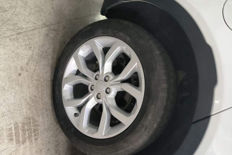 Used Land Rover Discovery Sport 2018 240 PS HSE Version Right Rear Wheel Hub