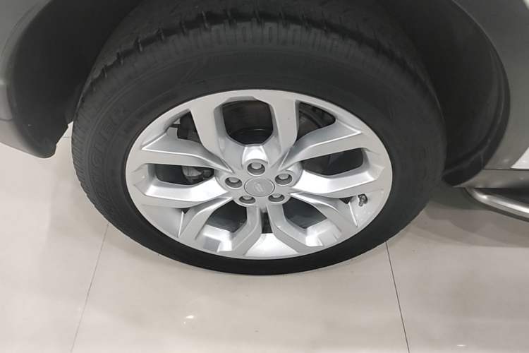 Used Land Rover Discovery Sport 2018 240 PS HSE Version Right Rear Wheel Hub