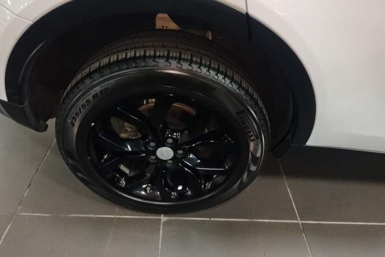 Used Land Rover Discovery Sport 2018 240 PS HSE Version Right Rear Wheel Hub