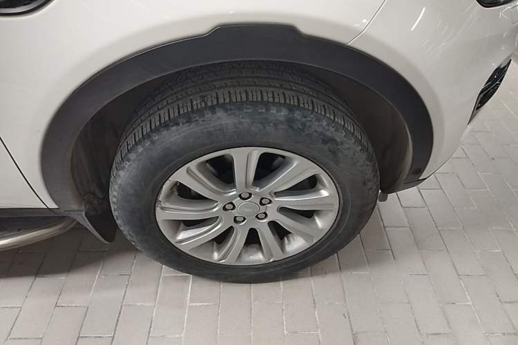 Used Land Rover Discovery Sport 2018 240 PS SE Version Right Rear Wheel Hub