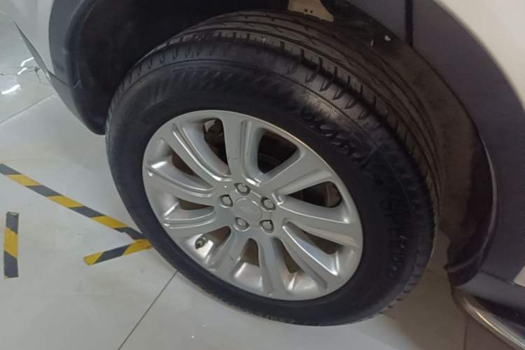 Used Land Rover Discovery Sport 2018 240 PS SE Version Right Rear Wheel Hub