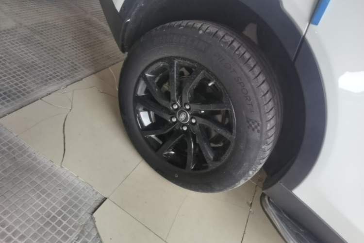Used Land Rover Discovery Sport 2018 240 PS SE Version Right Rear Wheel Hub