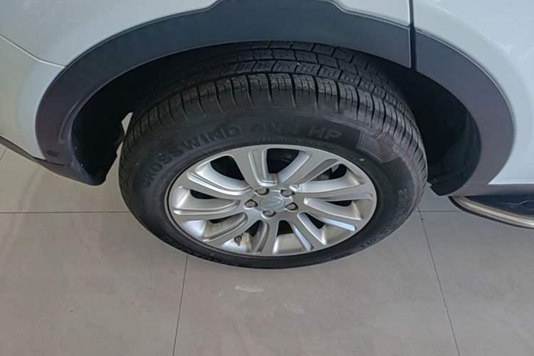 Used Land Rover Discovery Sport 2018 240 PS PURE Edition Right Rear Wheel Hub