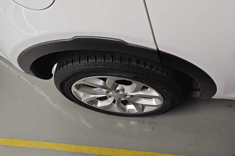 Used Land Rover Discovery Sport 2018 240 PS HSE Version Right Rear Wheel Hub