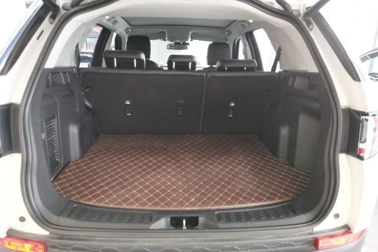 Used Land Rover Discovery Sport 2018 240 PS PURE Edition Trunk