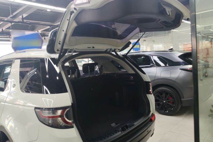 Used Land Rover Discovery Sport 2018 240 PS PURE Edition Trunk