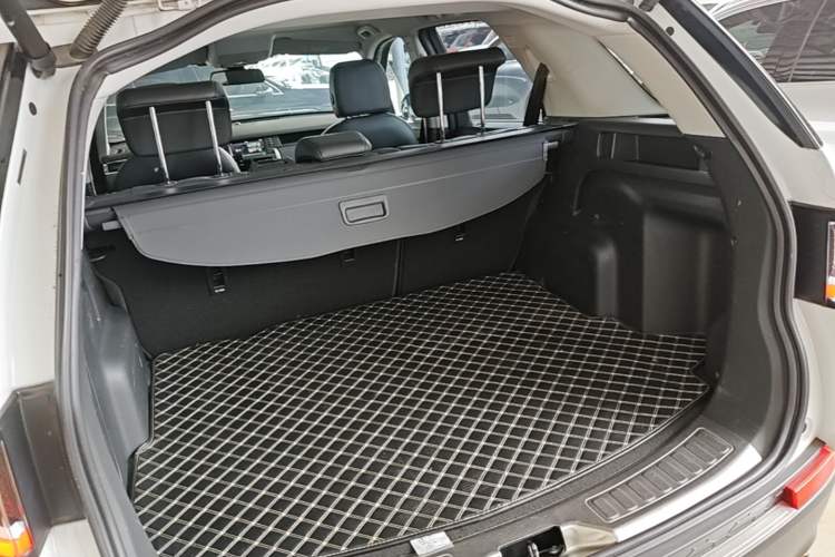 Used Land Rover Discovery Sport 2018 240 PS SE Version Trunk