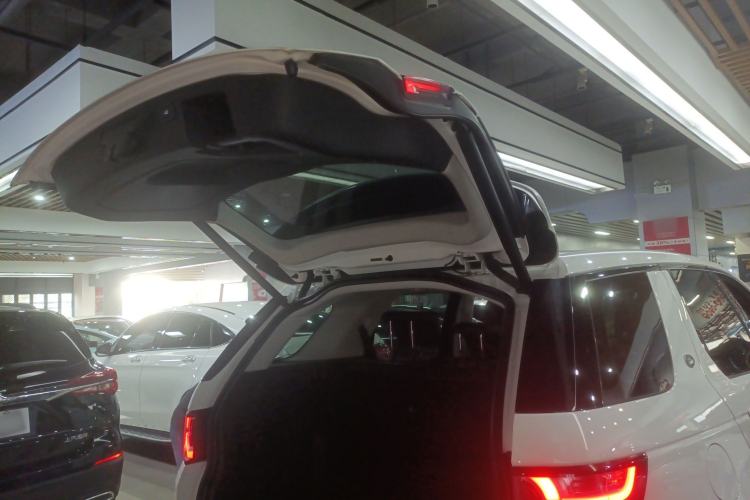 Used Land Rover Discovery Sport 2018 240 PS SE Version Trunk