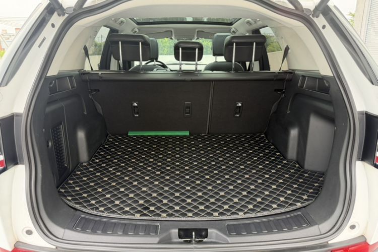 Used Land Rover Discovery Sport 2018 240 PS SE Version Trunk