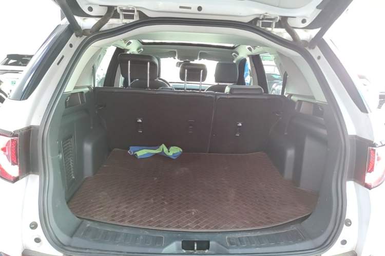 Used Land Rover Discovery Sport 2018 240 PS SE Version Trunk