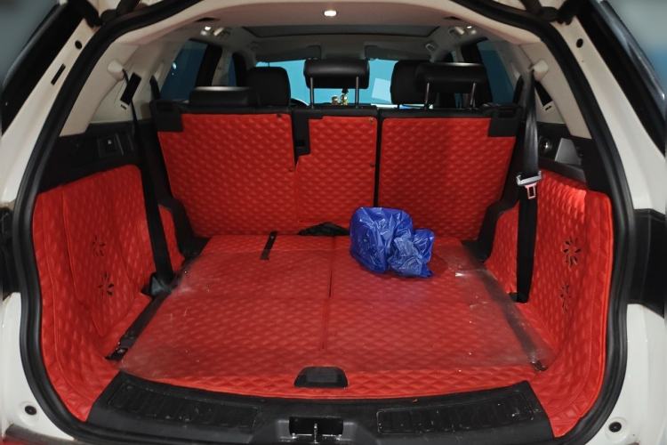 Used Land Rover Discovery Sport 2018 240 PS HSE Version Trunk