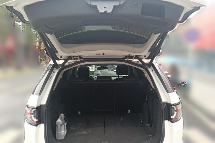 Used Land Rover Discovery Sport 2018 240 PS HSE Version Trunk
