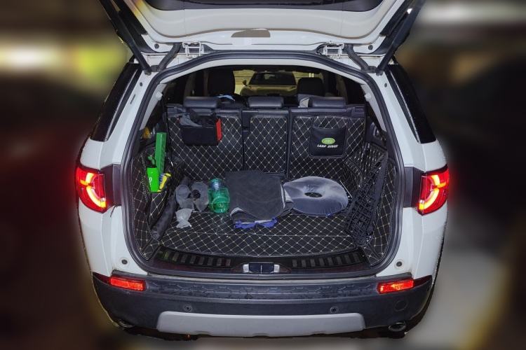 Used Land Rover Discovery Sport 2018 240 PS HSE Version Trunk