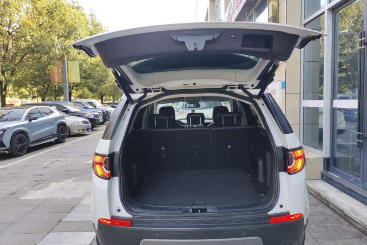 Used Land Rover Discovery Sport 2018 240 PS SE Version Trunk