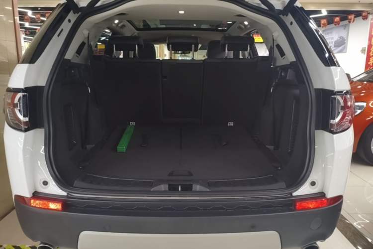Used Land Rover Discovery Sport 2018 240 PS HSE Version Trunk