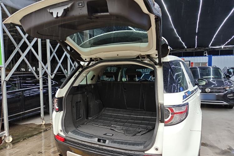 Used Land Rover Discovery Sport 2018 240 PS HSE Version Trunk