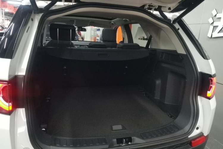 Used Land Rover Discovery Sport 2018 240 PS SE Version Trunk