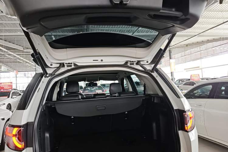 Used Land Rover Discovery Sport 2018 240 PS PURE Edition Trunk