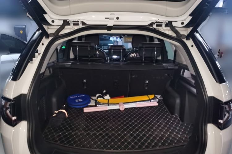 Used Land Rover Discovery Sport 2018 240 PS SE Version Trunk
