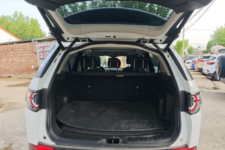 Used Land Rover Discovery Sport 2018 240 PS SE Version Trunk