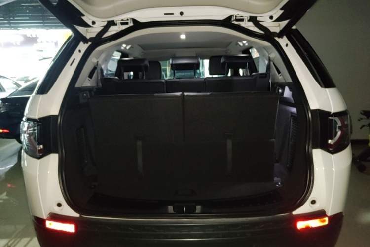Used Land Rover Discovery Sport 2018 240 PS HSE Version Trunk