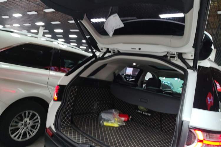 Used Land Rover Discovery Sport 2018 240 PS SE Version Trunk