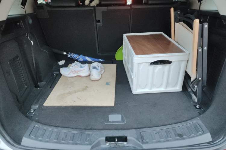 Used Land Rover Discovery Sport 2018 240 PS HSE Version Trunk