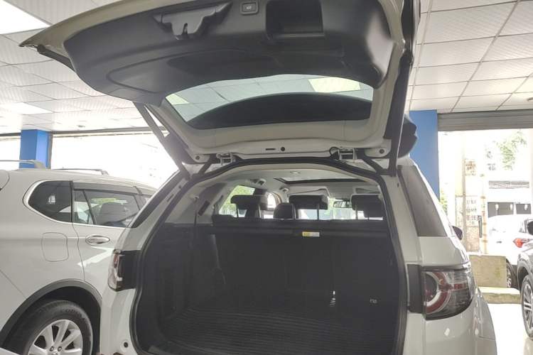 Used Land Rover Discovery Sport 2018 240 PS HSE Version Trunk
