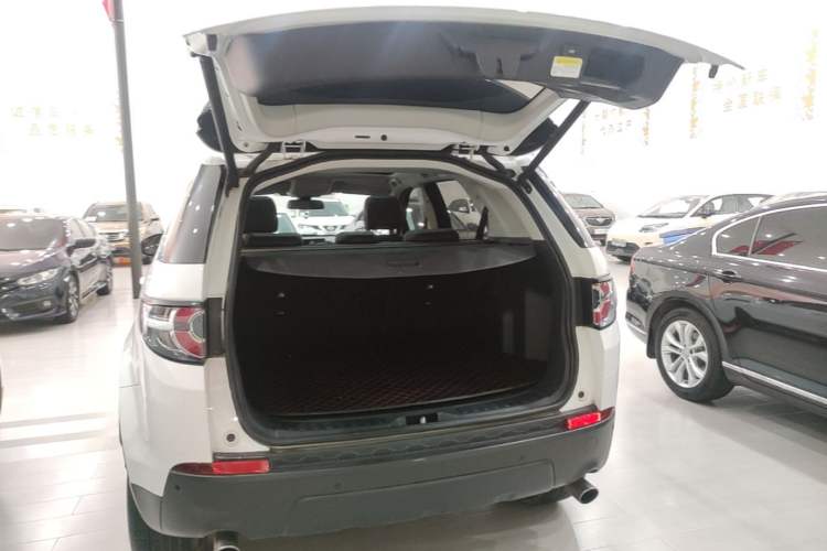 Used Land Rover Discovery Sport 2018 200 PS PURE Edition Trunk