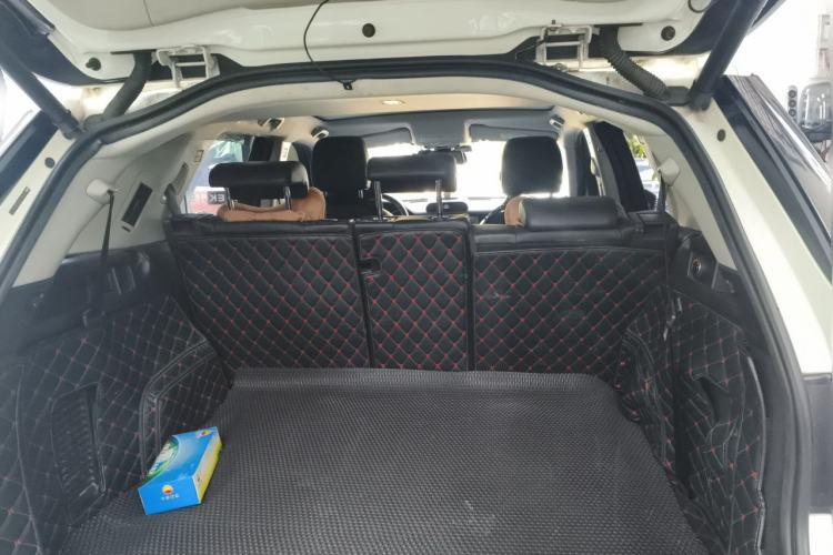 Used Land Rover Discovery Sport 2018 240 PS HSE Version Trunk