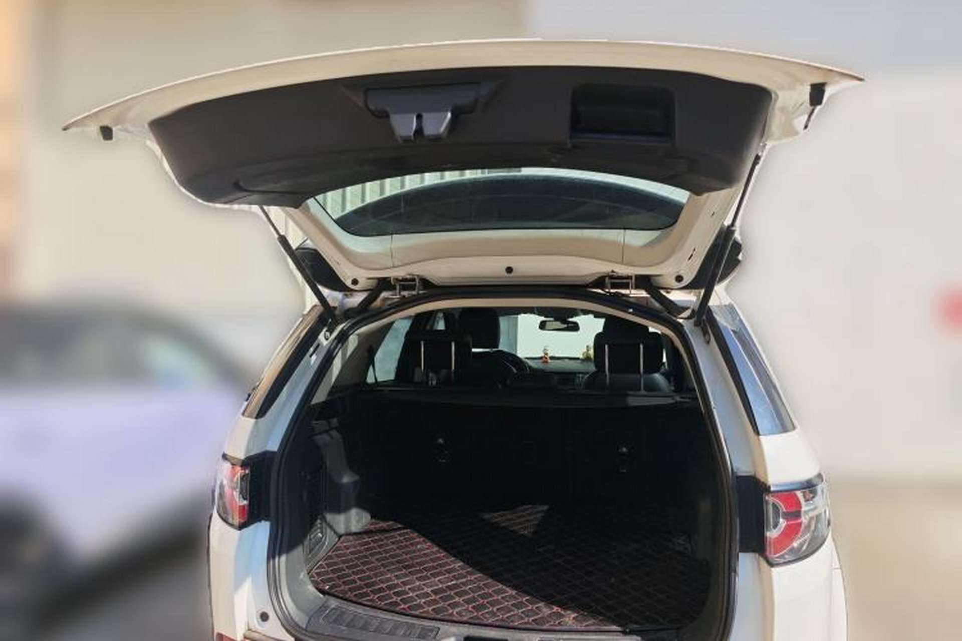 Used Land Rover Discovery Sport 2018 200 PS PURE Edition Trunk