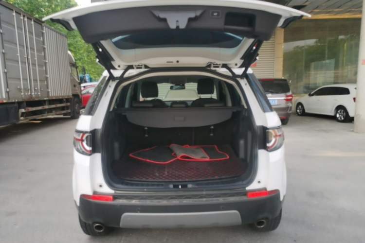 Used Land Rover Discovery Sport 2018 240 PS SE Version Trunk