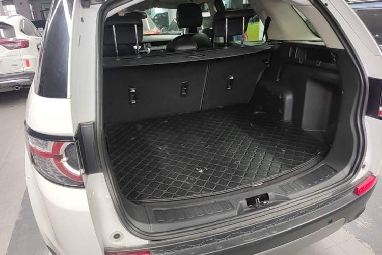 Used Land Rover Discovery Sport 2018 240 PS SE Version Trunk
