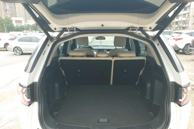 Used Land Rover Discovery Sport 2018 240 PS SE Version Trunk