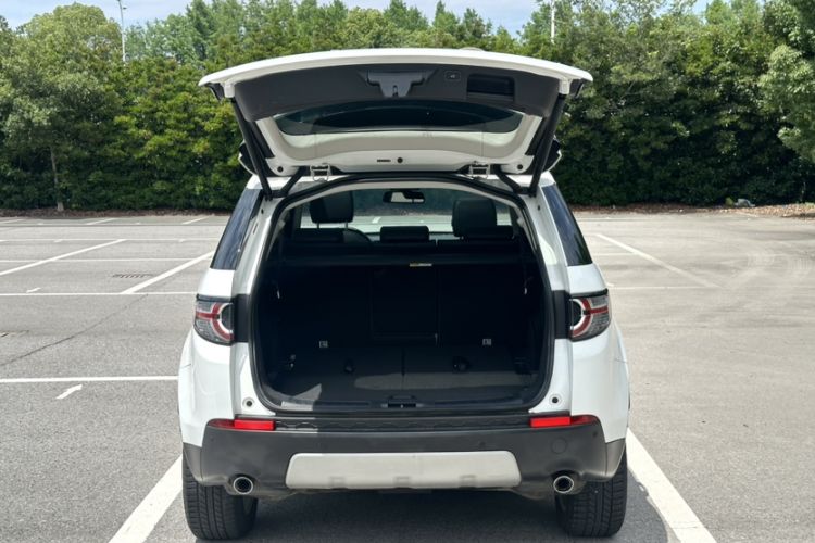 Used Land Rover Discovery Sport 2018 240 PS HSE Version Trunk