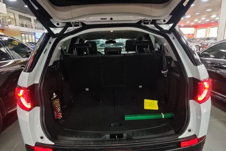 Used Land Rover Discovery Sport 2018 240 PS HSE Version Trunk