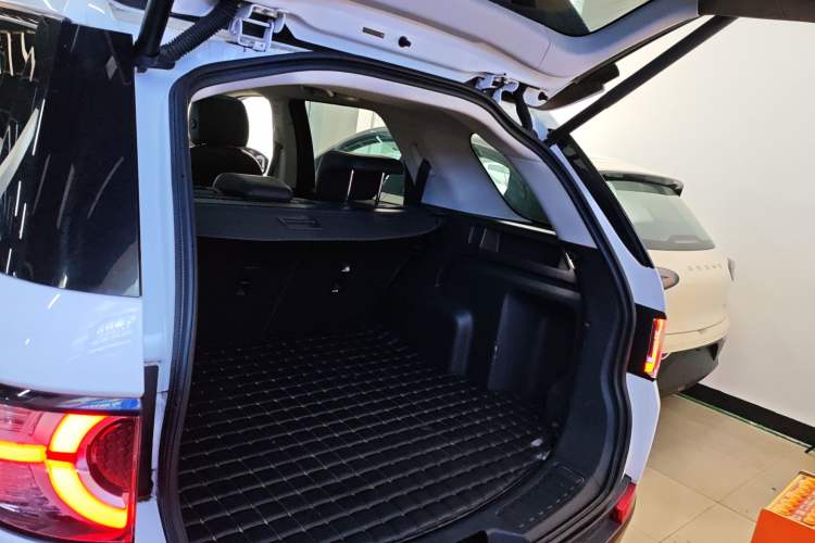 Used Land Rover Discovery Sport 2018 240 PS SE Version Trunk