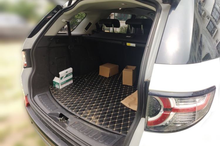 Used Land Rover Discovery Sport 2018 240 PS HSE Version Trunk