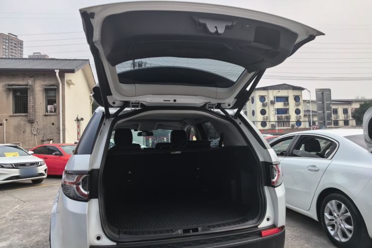 Used Land Rover Discovery Sport 2018 240 PS SE Version Trunk