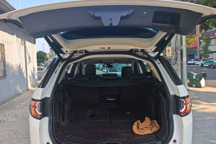 Used Land Rover Discovery Sport 2018 240 PS HSE Version Trunk