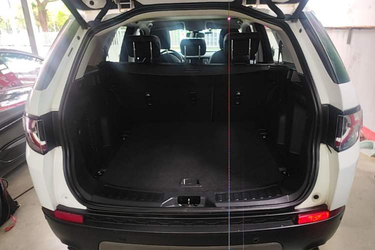 Used Land Rover Discovery Sport 2018 240 PS SE Version Trunk