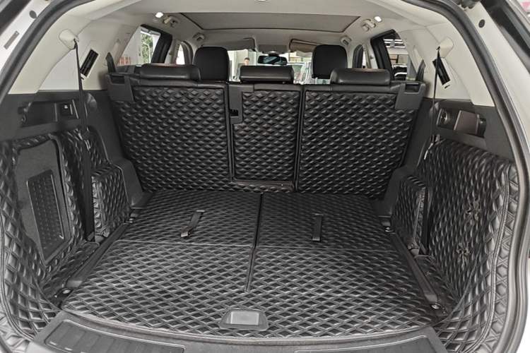 Used Land Rover Discovery Sport 2018 240 PS HSE Version Trunk