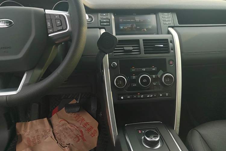 Used Land Rover Discovery Sport 2019 240 PS SE Version China VI Standard Audio And AC Panel