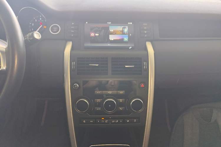Used Land Rover Discovery Sport 2019 240 PS SE Version China VI Standard Audio And AC Panel