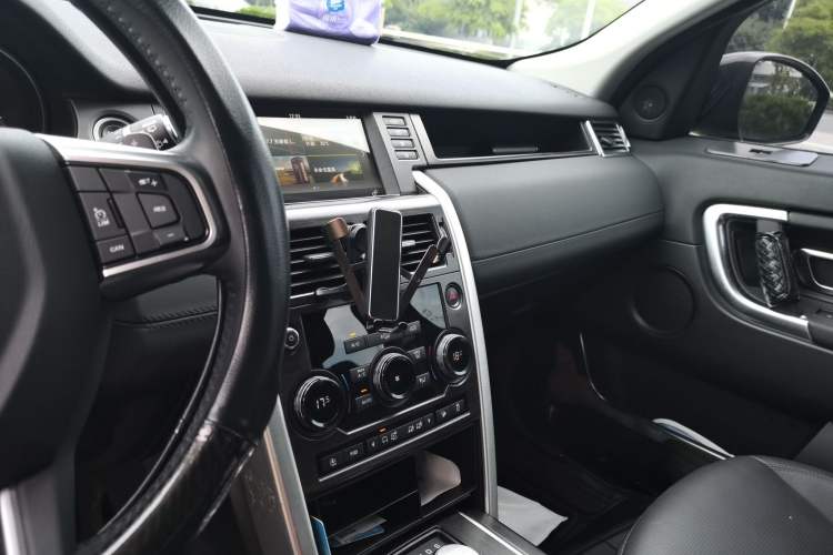 Used Land Rover Discovery Sport 2019 240 PS SE Version China VI Standard Audio And AC Panel