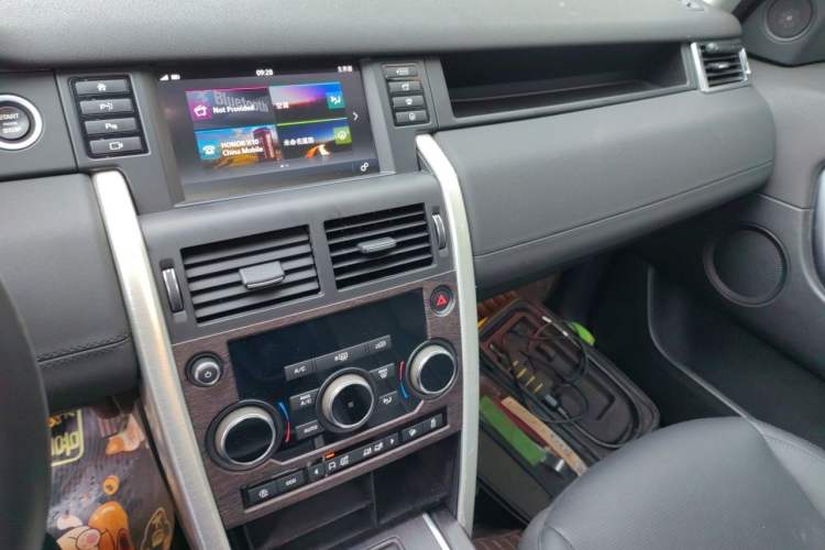 Used Land Rover Discovery Sport 2019 240 PS SE Version China VI Standard Audio And AC Panel