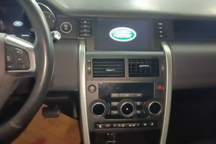 Used Land Rover Discovery Sport 2019 240 PS SE Version China VI Standard Audio And AC Panel