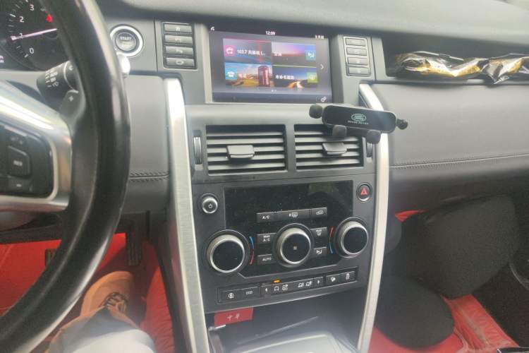 Used Land Rover Discovery Sport 2019 240 PS SE Version China VI Standard Audio And AC Panel