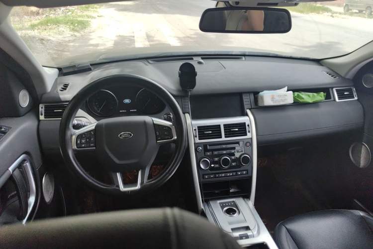 Used Land Rover Discovery Sport 2019 240 PS HSE Version China VI Standard Center Console